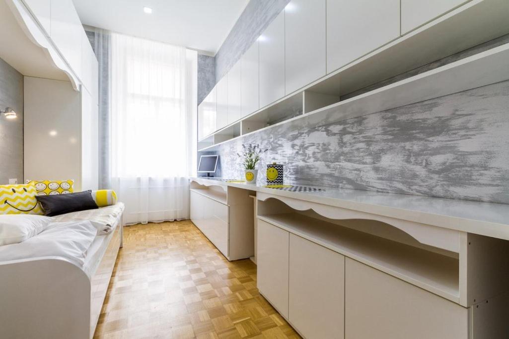 Stylish Apartment 5 Minutes Walk From City Center Prag Eksteriør billede