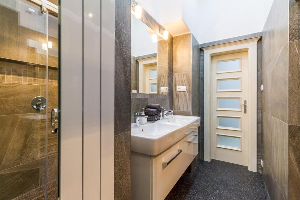 Stylish Apartment 5 Minutes Walk From City Center Prag Eksteriør billede
