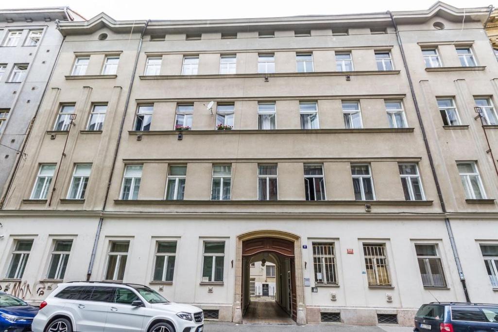 Stylish Apartment 5 Minutes Walk From City Center Prag Eksteriør billede